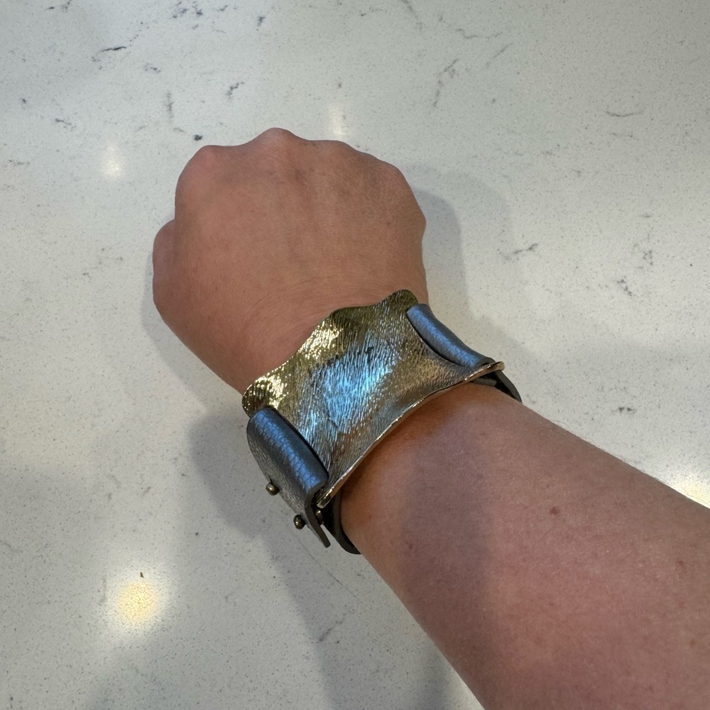 Cuff bracelet Modern faux leather and gold - Picture 9 of 11